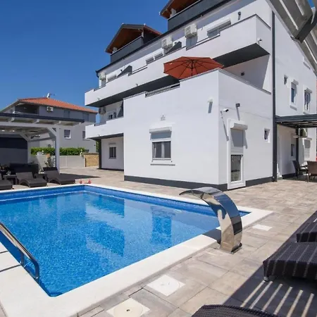 In Okrug Gornji With Sea View, Balcony, Air Conditioning, Wifi 5134-7 Трогір